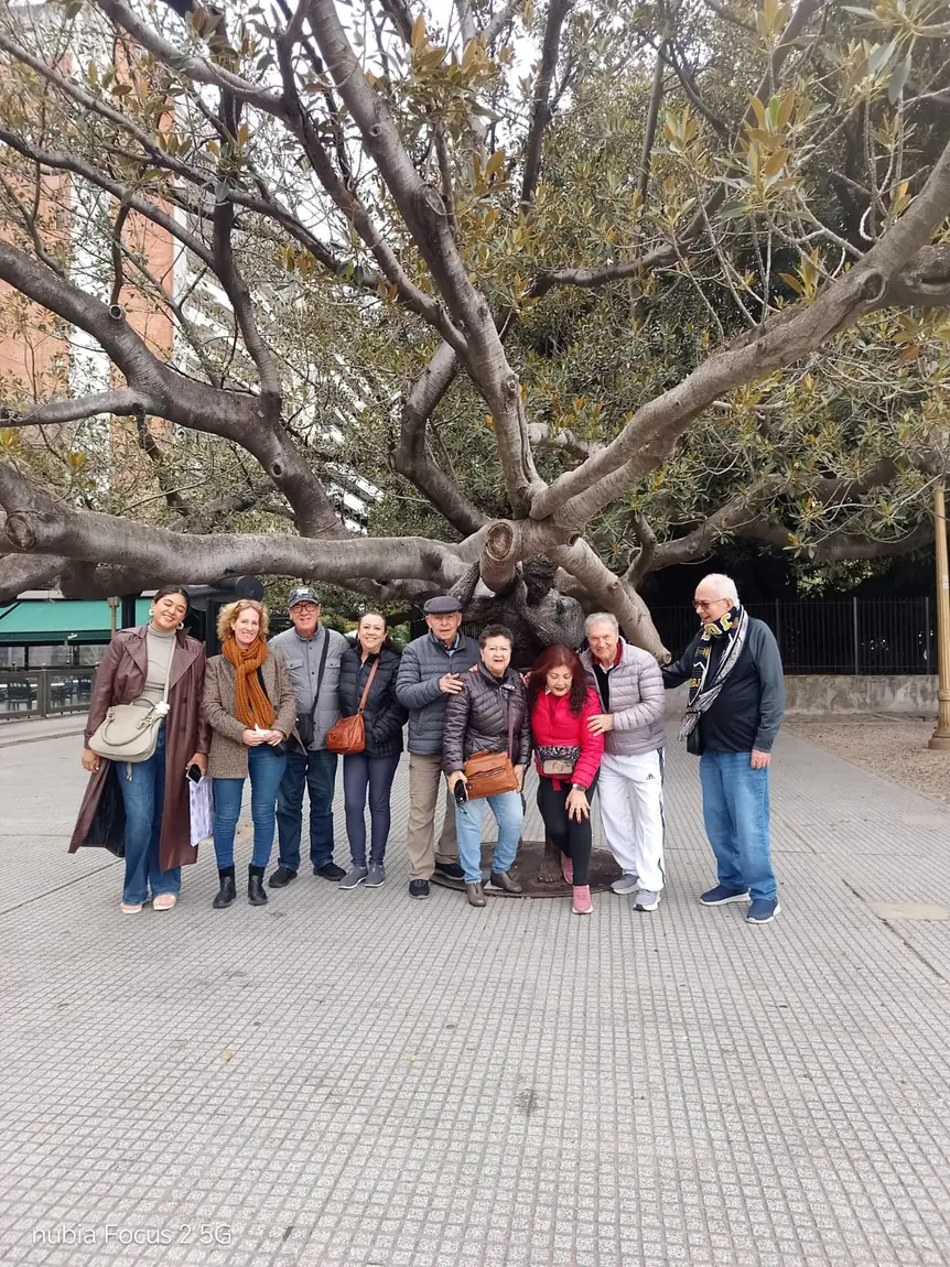 Débora with a group under the great gomero tree in Recoleta