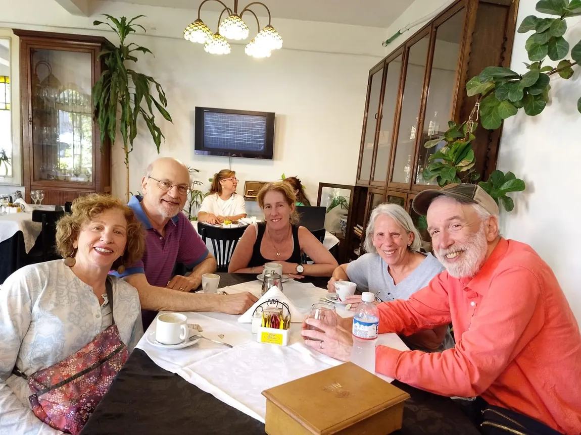 Débora with a small group around a café table in Once