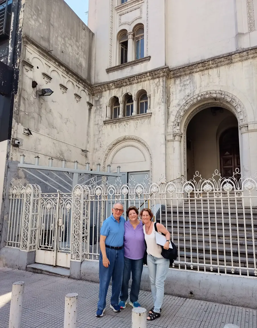 Débora with two travellers outside a synagogue in Once