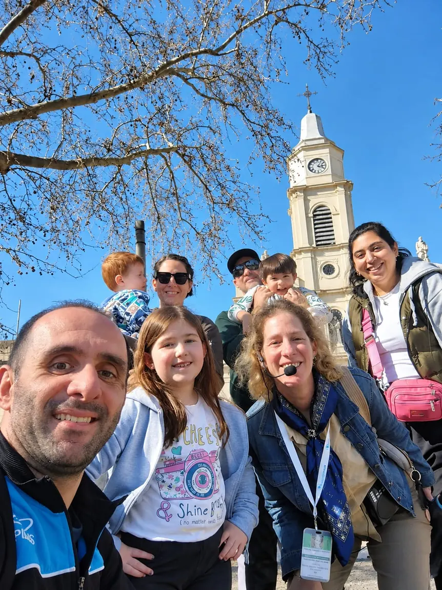 Débora with a group during a day trip out of Buenos Aires