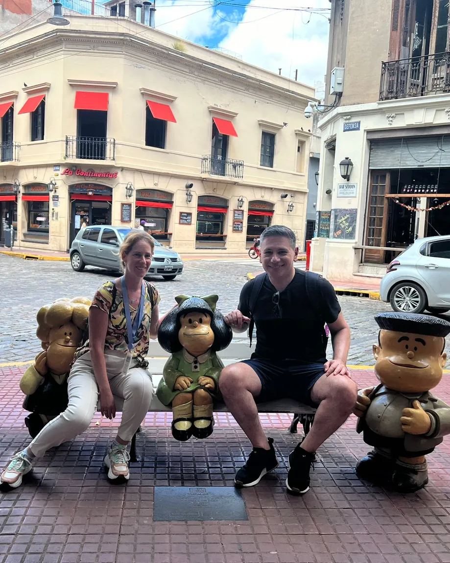 Débora with a traveller on the Mafalda bench in San Telmo